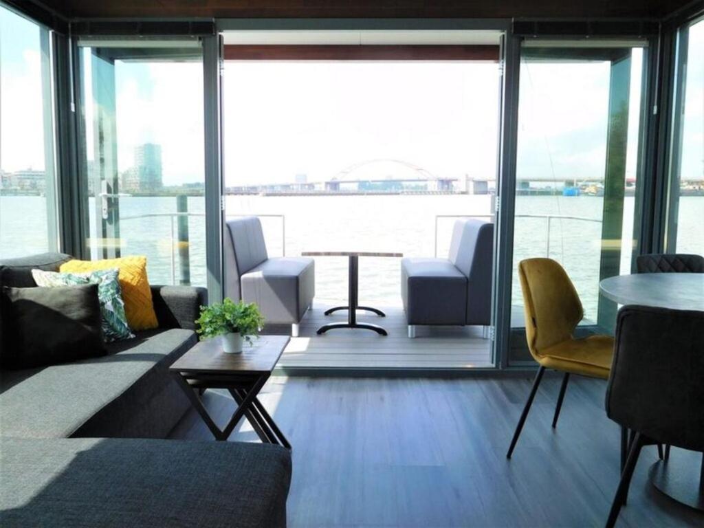 Beautiful Houseboat In The Harbour Of Volendam Near Centre Hotel Exterior foto